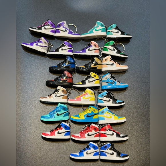 Swoosh Collector Key Chain! Real laces!!          ❤️NEW❤️ - Picture 2 of 2